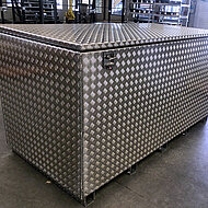 Alpha-boxx bietet seit Jahren stabile und leichte Transport- und Werkzeugboxen f&uuml;r LKW, Kipper und Kleintransporter.