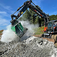 NB Baumaschinen: Cobra Schaufelseparator - Unser Spezialist f&uuml;r Bodenmanagement 