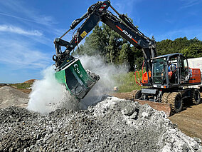 NB Baumaschinen: Cobra Schaufelseparator - Unser Spezialist für Bodenmanagement 