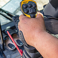 engcon: Dank ergonomischer Joysticks wieder mit dem Bagger arbeiten k&ouml;nnen