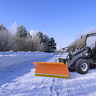 TOBROCO-GIANT: Kompaktradlader von Tobroco-Giant &uuml;berzeugen auch in Eis und Schnee