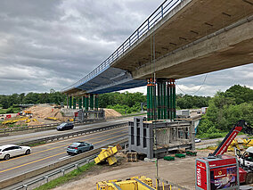 Brückenüberbau über der A3 »hochgestapelt«