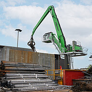 Effiziente Schrottverwertung mit Elektrobagger