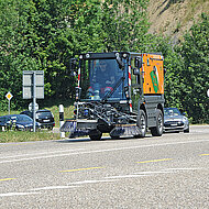 Aebi Schmidt: Vollelektrische Kehrmaschine unkonventionell ausgeliefert