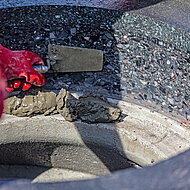 Gehrken: Schachtdeckeleinbau in Asphaltfl&auml;chen