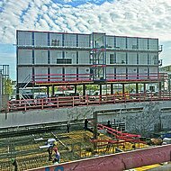 HKL: Mehrst&ouml;ckige Containeranlage auf Stelzen montiert