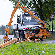 M&auml;hen, kehren, r&auml;umen: Der Mercedes-Benz Unimog kommt in allen vier Jahreszeiten zum Einsatz