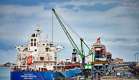 SENNEBOGEN: Neue Dimensionen im Hafen - Hafenmobilkran 9300 E-Serie jetzt im Einsatz in Italien