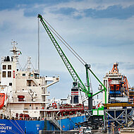 SENNEBOGEN: Neue Dimensionen im Hafen - Hafenmobilkran 9300 E-Serie jetzt im Einsatz in Italien