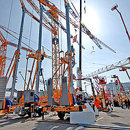2 000 Transporte  für die Baumaschinen-Messe