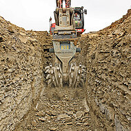 Rokla: Pr&auml;zises und effizientes Arbeiten mit der Anbaufr&auml;se im Kanalbau