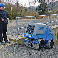 Weber Maschinentechnik: Mit der Grabenwalze per Fernsteuerung verdichten