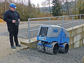 Weber Maschinentechnik: Mit der Grabenwalze per Fernsteuerung verdichten