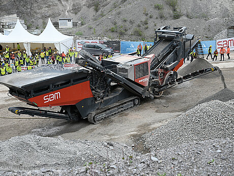 Explosiver Auftritt: Neue Brech- und Siebanlage im Steinbruch vorgestellt