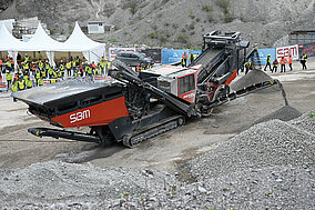 Explosiver Auftritt: Neue Brech- und Siebanlage im Steinbruch vorgestellt