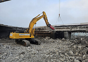 ACDE-Hydraulikhammer &uuml;bernimmt kontrollierten Br&uuml;ckenr&uuml;ckbau