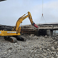 ACDE-Hydraulikhammer &uuml;bernimmt kontrollierten Br&uuml;ckenr&uuml;ckbau