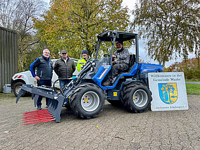 CEO Sterkel stellt Bauhof Waabs Multilader 8.5 zur Verfügung