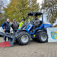 CEO Sterkel stellt Bauhof Waabs Multilader 8.5 zur Verf&uuml;gung