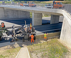 Betoneinbau im Offset- und Crosspave-Verfahren