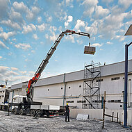 Neue TEC-Gro&szlig;krane sollen Ma&szlig;st&auml;be setzen