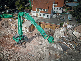 59 t schwerer Abbruchbagger als »Multi Carrier« im Einsatz
