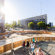 Baustellenabsicherung mit robusten Holzz&auml;unen 