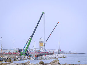 Zwei SENNEBOGEN Raupentelekrane an der französischen Riviera
