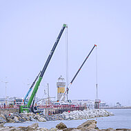 Zwei SENNEBOGEN Raupentelekrane an der franz&ouml;sischen Riviera