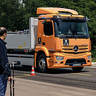 Liebherr, Daimler Truck und K&auml;ssbohrer testen auf fr&uuml;herem Truppen&uuml;bungsplatz