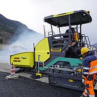 Ammann: Erfolgsmodell asphaltiert Gro&szlig;parkplatz