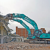 Gewaltiges R&uuml;ckbauprojekt: Kobelco-Bagger im Gro&szlig;einsatz
