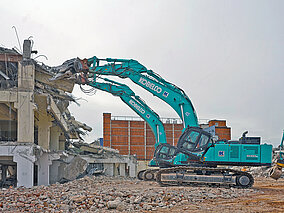 Gewaltiges Rückbauprojekt: Kobelco-Bagger im Großeinsatz