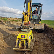Ammann Verdichtung: Anbauverdichter im Einsatz auf R&uuml;gen