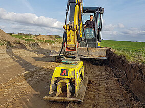 Ammann Verdichtung: Anbauverdichter im Einsatz auf Rügen