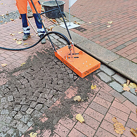 Optimas: Pflasterfugen professionell reinigen