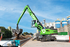 SENNEBOGEN: Kombinierter Verkehr: 835 G Hybrid unterstützt beim Wechsel von klassischem Lkw-Transport auf die Wasserstraße