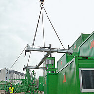 Robusta-Gaukel: Baustellen-Container effizient auf- und abstapeln