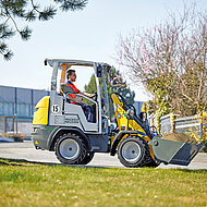 Radlader und Bagger als flexible Ger&auml;tetr&auml;ger