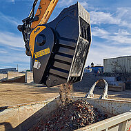Die &raquo;Recyclingfabrik&laquo; am Baggerarm