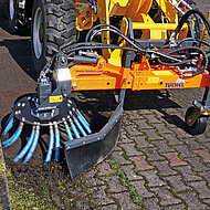 Tuchel Maschinenbau: F&uuml;r den Sommerputz auf Stra&szlig;en und Wegen