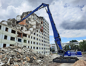 Beutlhauser beliefert Plannerer mit Liebherr-Abbruchbagger R 980