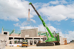 SENNEBOGEN: Fertigteilmontage mit 120 t Raupen-Teleskopkran: Bau einer Logistikhalle