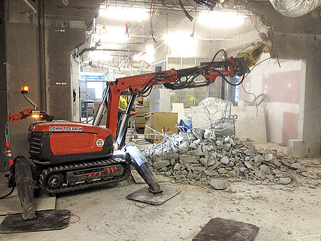 Abbruchroboter l&auml;sst sogar einen 5-t-Bagger &raquo;alt&laquo; aussehen