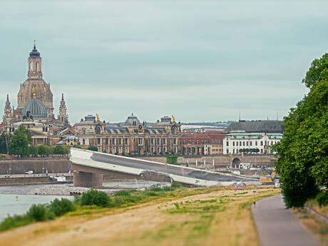 »870E Demolition«: Grüner Stahlgigant reißt Carolabrücke in Stücke