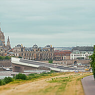 »870E Demolition«: Grüner Stahlgigant reißt Carolabrücke in Stücke