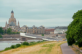 »870E Demolition«: Grüner Stahlgigant reißt Carolabrücke in Stücke