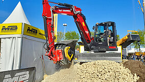 Premiere für das gesamte Anbaugeräteprogramm der Kompakt-Reihe