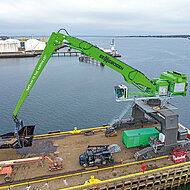 Der 420&thinsp;t schwere &raquo;895 E&laquo; im Seeterminal-Einsatz