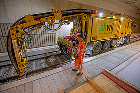 Wie ein riesiger »Staubsauger«: Mercedes-Benz Actros reinigt Gleisbett